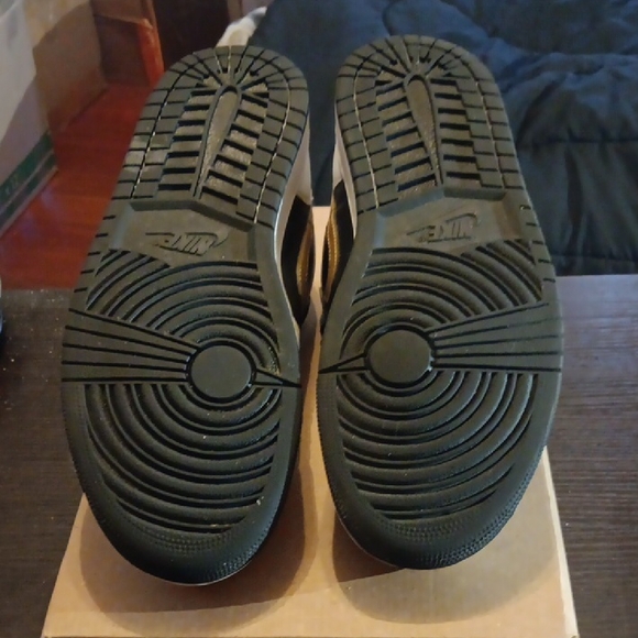 Jordan 1 Low Black White Metalic Gold Swoosh Mens 10 Womens 11.5 EUC - Picture 9 of 9